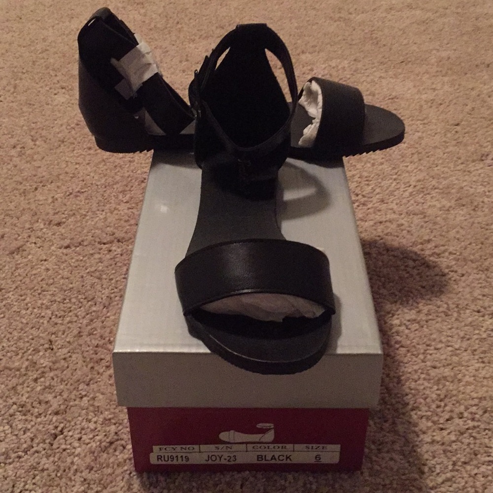 Breckelle’s Joy sandal